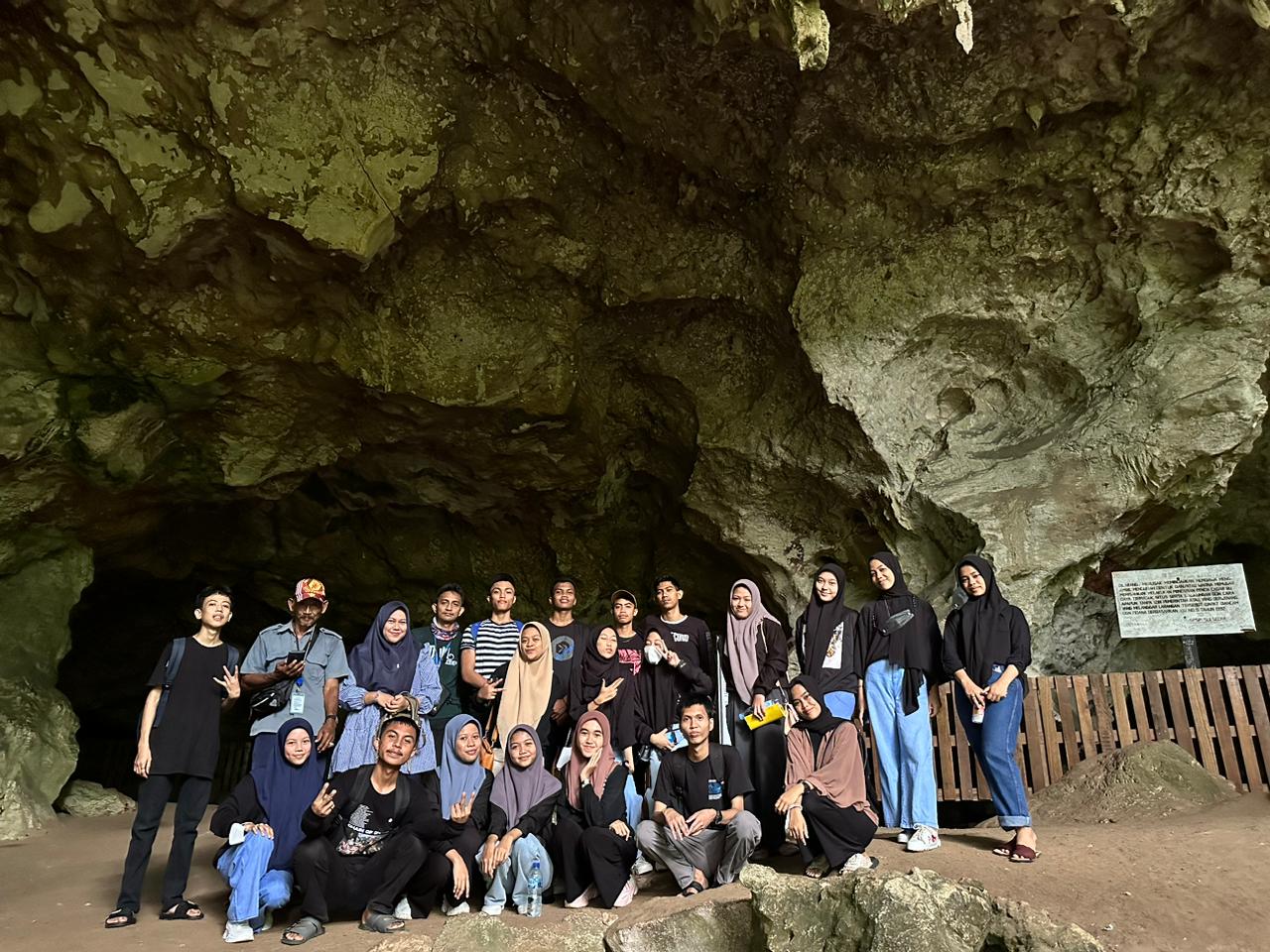 Telusuri Jejak Masa Purba Di Pangkep Siswa MAN Pangkep Datangi Gua Sumpang bitta