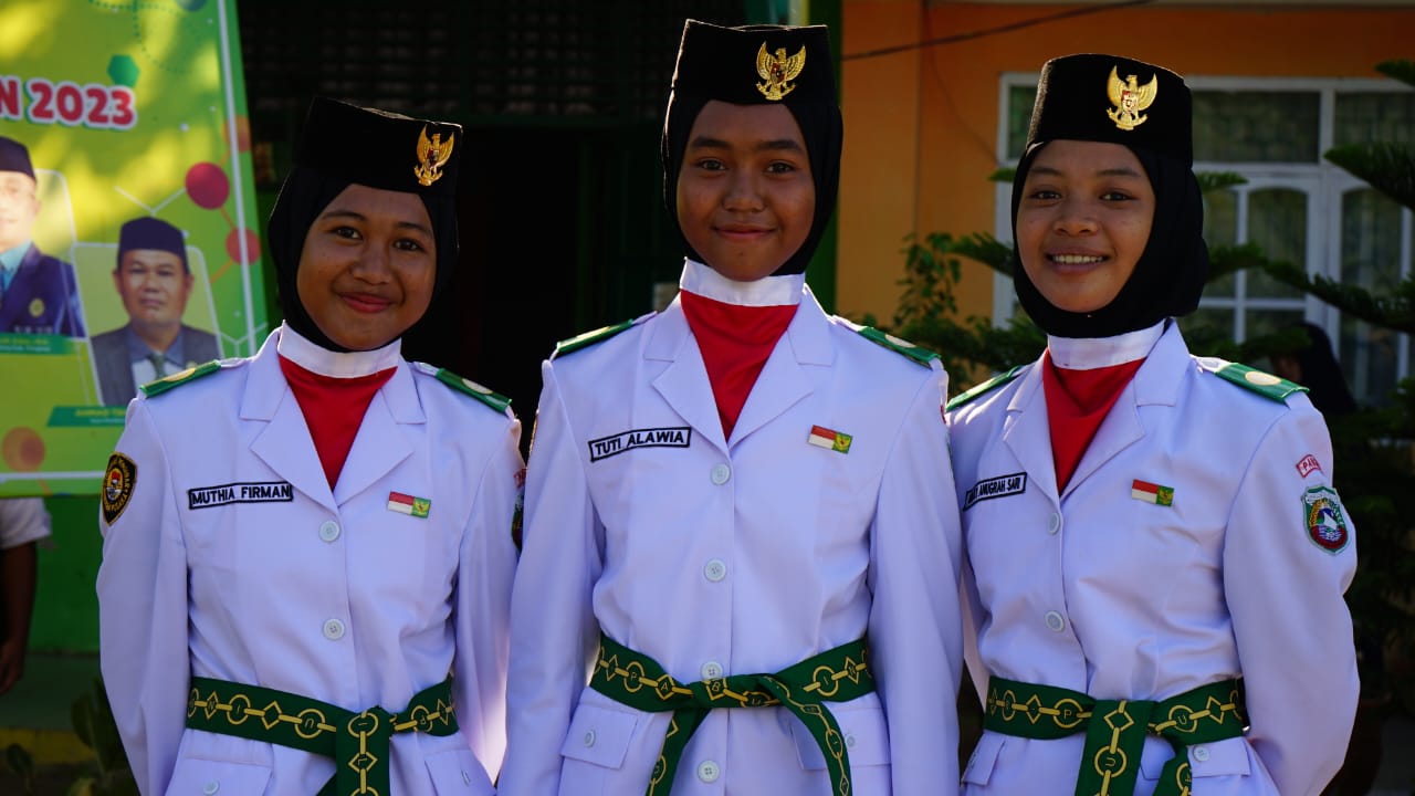 Kepala MAN Pangkep Memberikan Penghargaan Kepada siswa Anggota PASKIBRAKA Kabupaten